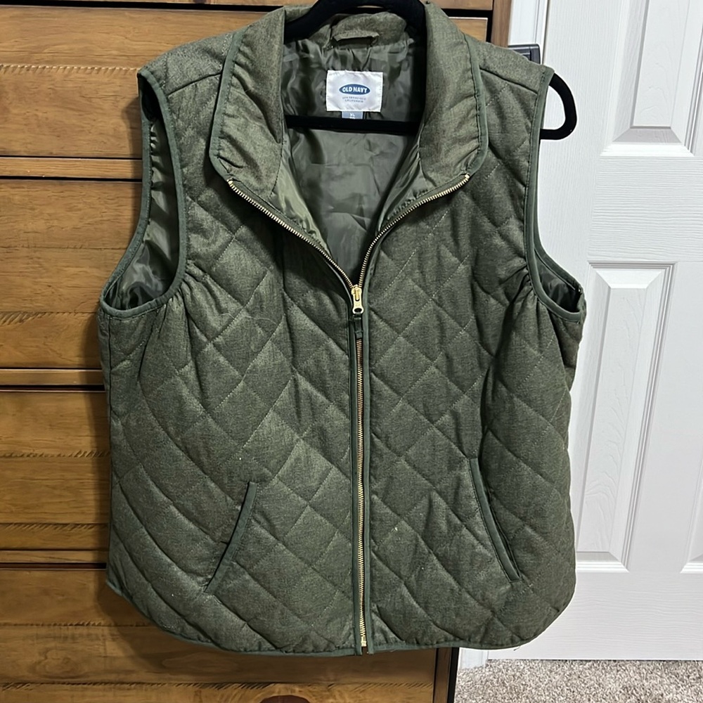 Old Navy olive green vest with pockets, gold zipper detail. XL